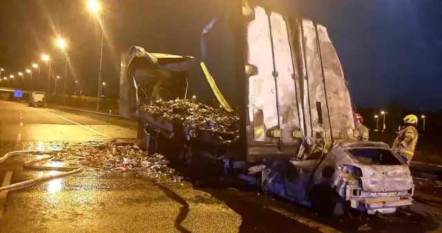 Tragiczny wypadek na autostradzie A1 w powiecie świeckim. Samochód wjechał pod naczepę ciężarówki i stanął w ogniu