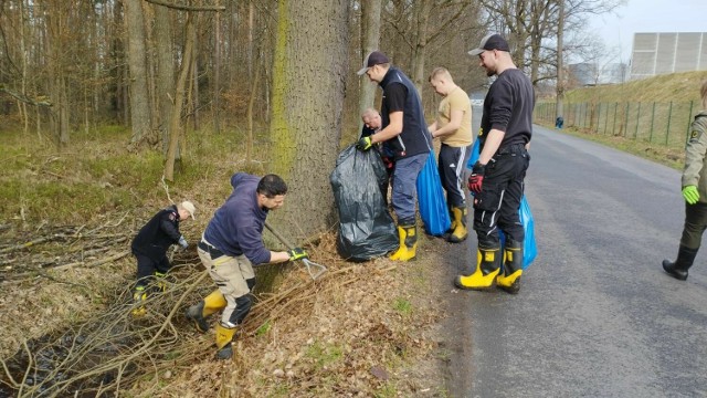 Kilkanaście osób wzięło udział w sprzątaniu cennych przyrodniczo terenów gminy Murów. W przedsięwzięciu tym chodziło nie tylko o porządek, ale także o ratunek dla zwierząt, dla których śmieci są śmiertelną pułapką.