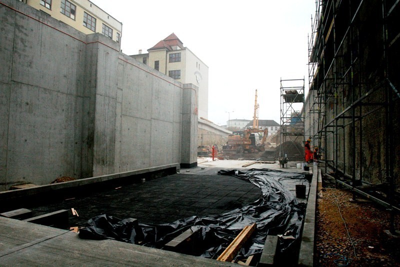 Tunel pod dworcem otwarty, budowlańcy rozebrali mur oporowy od strony ul. Dworcowej