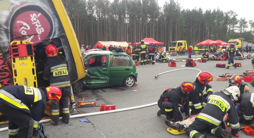 Przewrócony autobus, rozbite auta. Straż Pożarna ćwiczy w...