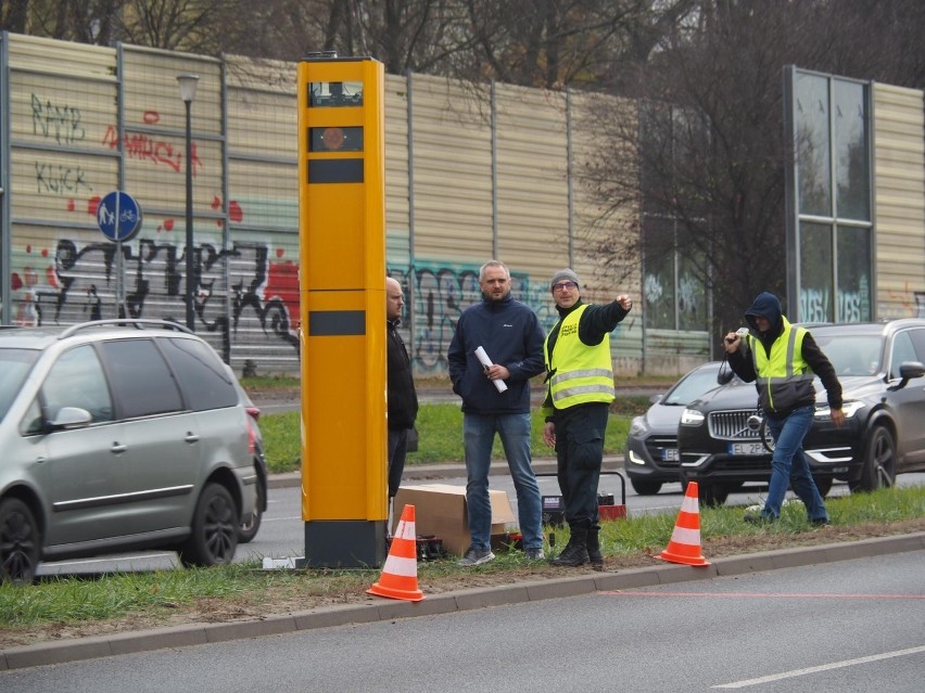 Montują nowy fotoradar na al. Jana Pawła II. Kierowcy będą musieli zdjąć nogę z gazu ZDJĘCIA