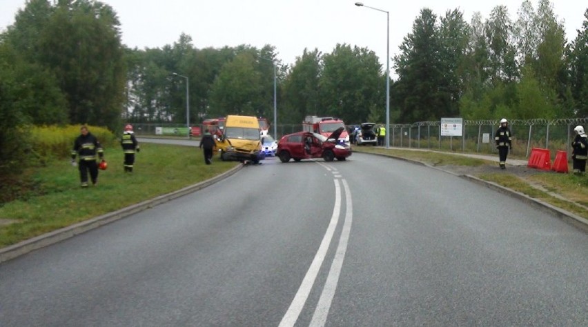 Wypadek w Pyrzowicach. Czołowo zderzyły się dwa samochody