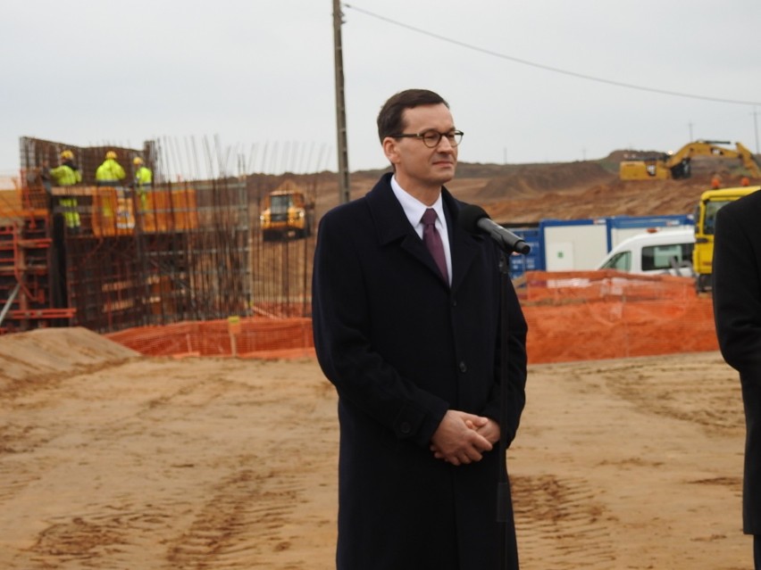 Premier Mateusz Morawiecki na terenie budowy odcinka S61 Ostrów Mazowiecka – Szczuczyn [zdjęcia,video]