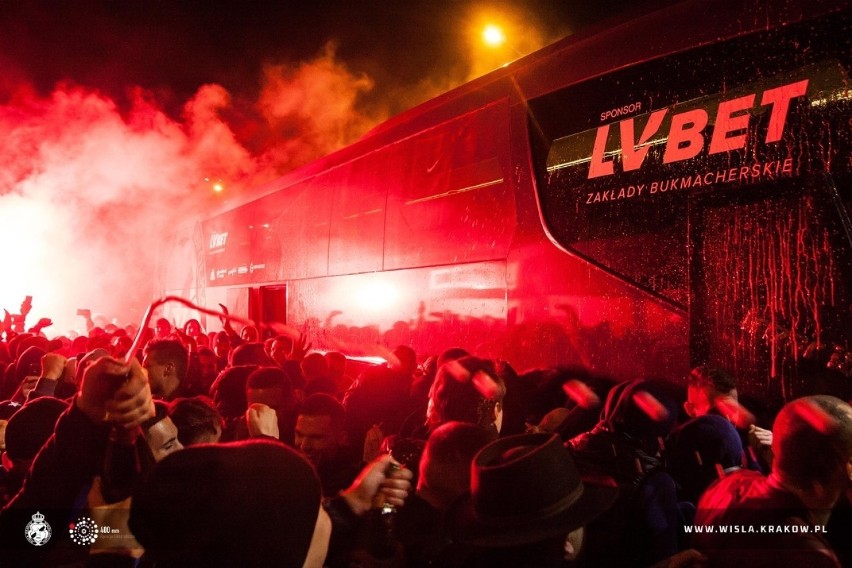 Derby Krakowa 2020. Kibice gorąco przywitali piłkarzy Wisły po meczu z Cracovią