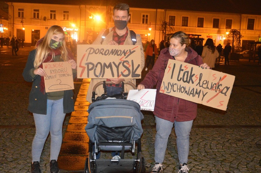 Protesty kobiet nie cichną także w Skierniewicach. Coraz więcej osób wychodzi na ulice z plakatami [ZDJĘCIA]