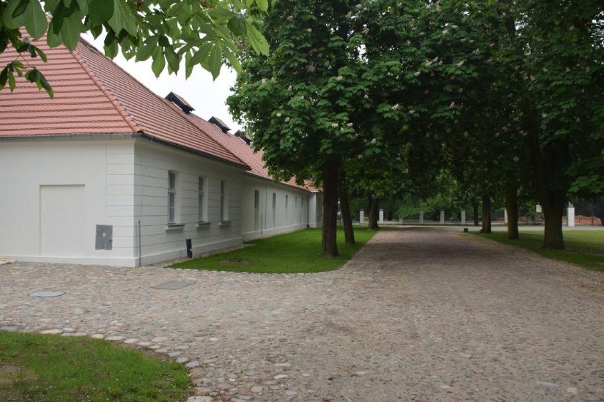 Pałac w Rogalinie: odrestaurowana stajnia i bruk po...