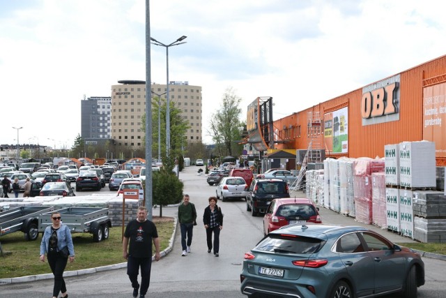 Parking przed Obi przy ulicy Zagnańskiej w Kielcach był zapełniony. Zobacz zdjęcia >>>