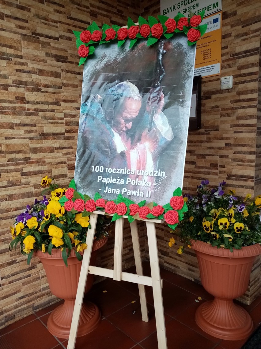 Wystawa zdjęć na ulicy. Skępe włączyło się w obchody 100. rocznicy urodzin Jana Pawła II