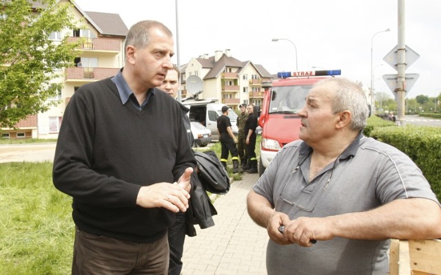 Życie zwykle weryfikuje wypowiedzi polityków, tylko czasem musi upłynąć trochę czasu. Jednak w przypadku tej wypowiedzi nie trzeba było długo czekać.

Pod koniec maja 2010 r. do Kozanowa zbliżała się fala kulminacyjna na Odrze, a na Ślęzie wystąpiła cofka. Ówczesny prezydent Wrocławia Rafał Dutkiewicz zapewniał, że osiedle jest odpowiednio zabezpieczone. Dopytującemu o to dziennikarzowi powiedział:
- Kozanów jest bezpieczny! Niech pan powtórzy za mną: Nic złego się nie stanie!

Kilka godzin później woda przerwała wały i Kozanów został zalany, a poziom wody sięgał 2 metrów.

Zobacz na kolejnych slajdach kontrowersyjne wypowiedzi znanych wrocławian - posługuj się myszką, klawiszami strzałek na klawiaturze lub gestami