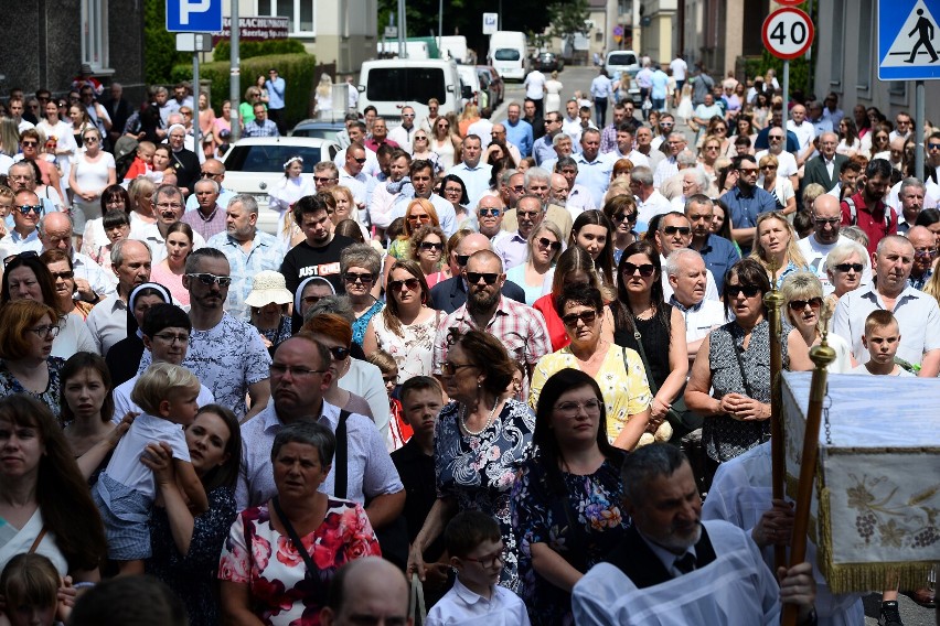 Boże Ciało. Mieszkańcy Jasła tłumnie przeszli przez miasto w procesji