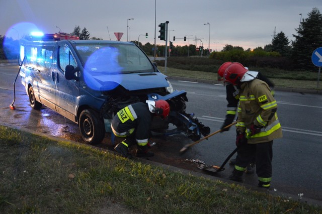 Wypadek (kolizja) w Piotrkowie na skrzyżowaniu alei Sikorskiego i Concordii (niby rondo)