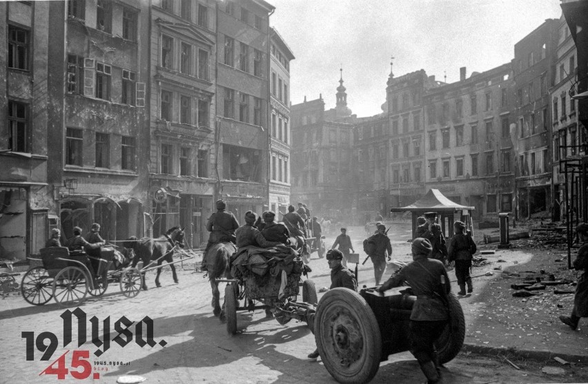 Nysa w 1945 roku. Armia Czerwona w mieście, płonące budynki, ciała zmarłych na ulicach. Zakończenie II wojny światowej