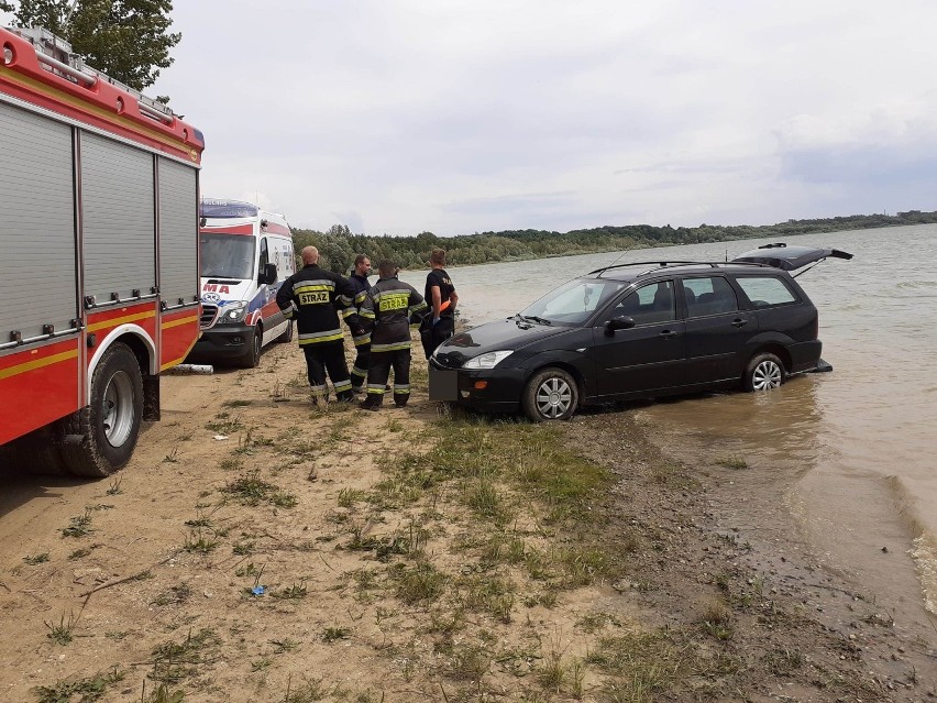 Kobieta opalała się nad wodą. Przejechał po niej samochód