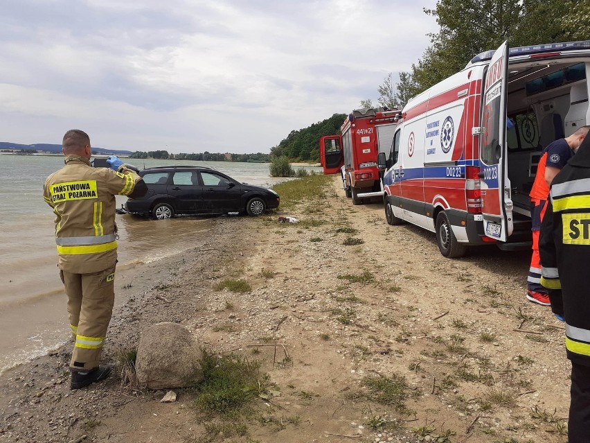 Kobieta opalała się nad wodą. Przejechał po niej samochód