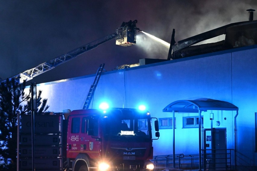 Wielki pożar w fabryce Cersanit w Starachowicach. Byliśmy na terenie zakładu, przy płonącej hali. Zobaczcie zdjęcia 