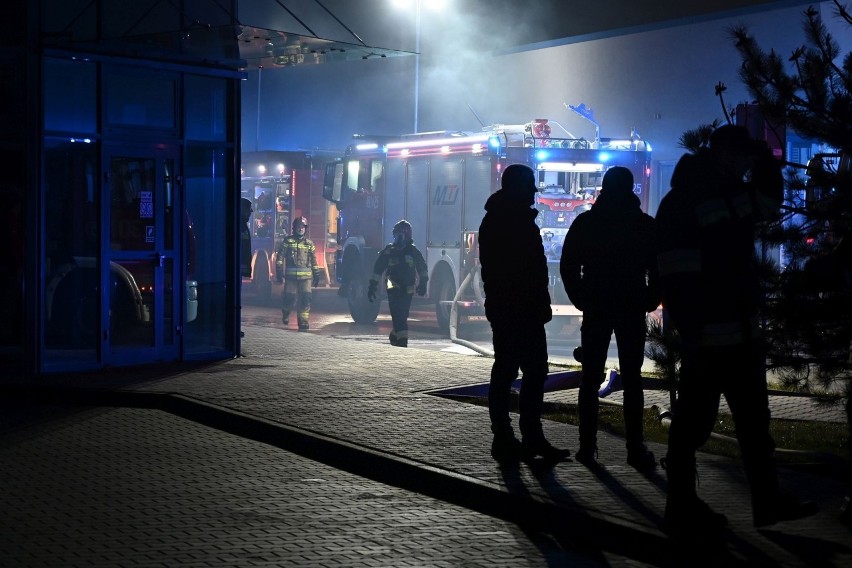 Wielki pożar w fabryce Cersanit w Starachowicach. Byliśmy na terenie zakładu, przy płonącej hali. Zobaczcie zdjęcia 