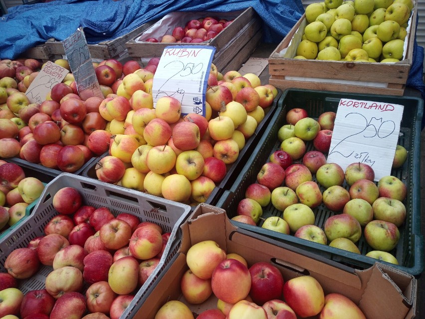 Ceny warzyw i owoców na targu przed świętami. Cebula droższa od jabłek. Będzie jeszcze drożej? 