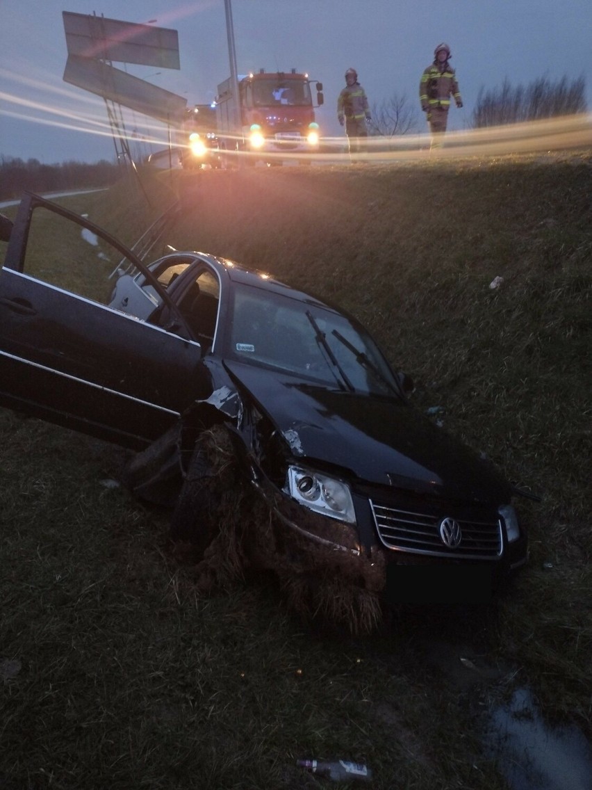 Wypadek w Ostrowcu Świętokrzyskim. Volkswagen uderzył w słup i zjechał do rowu na wiadukcie. Kierowca w szpitalu