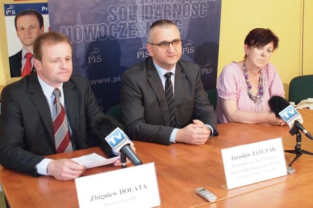 Jarosław Jatczak (w środku) i Maria Jara, członkini Rady Rodziców, w piątek byli też w biurze poselskim Zbigniewa Dolaty (PiS) w Gnieźnie.