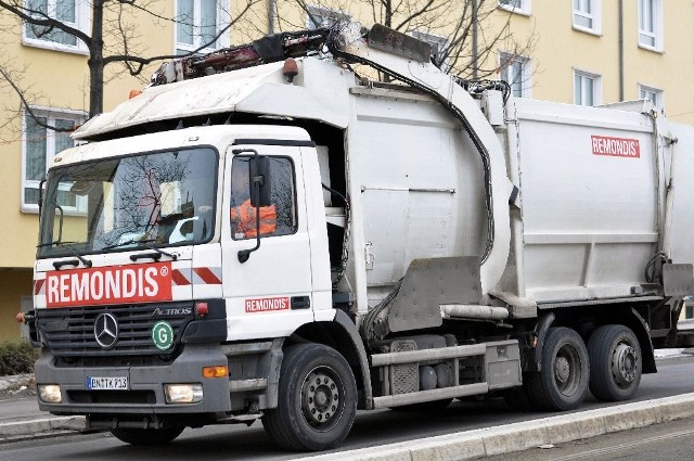 W Tarnowskich Górach nie zmienia się firma, która wywozi śmieci. Od 1 lipca przez kolejne 18 miesięcy odpady zabierać z posesji i bloków będzie Remondis. Ostateczne stawki, jakie w środę ustalili radni, za odpady segregowane wynoszą 10 zł, z kolei za zmieszane 17 zł. Worki dostarczy firma.