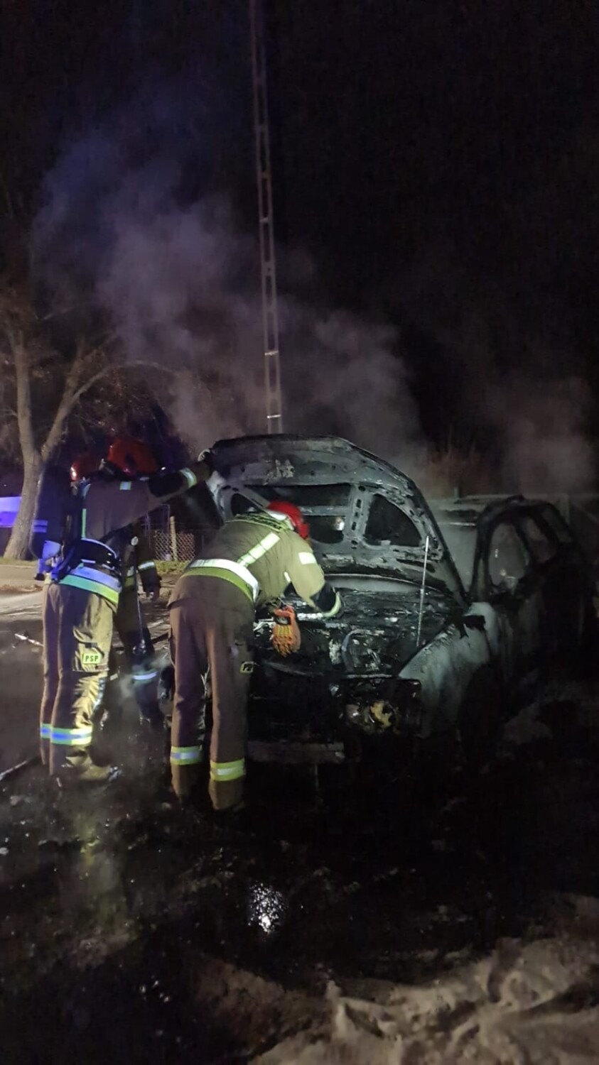 Pożar samochodu osobowego w Nowogardzie. Nocna akcja strażaków