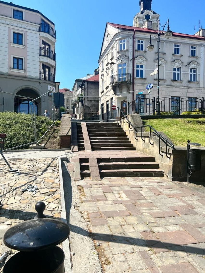 Rusza remont schodów i ścieżki w Rynku w Przemyślu.