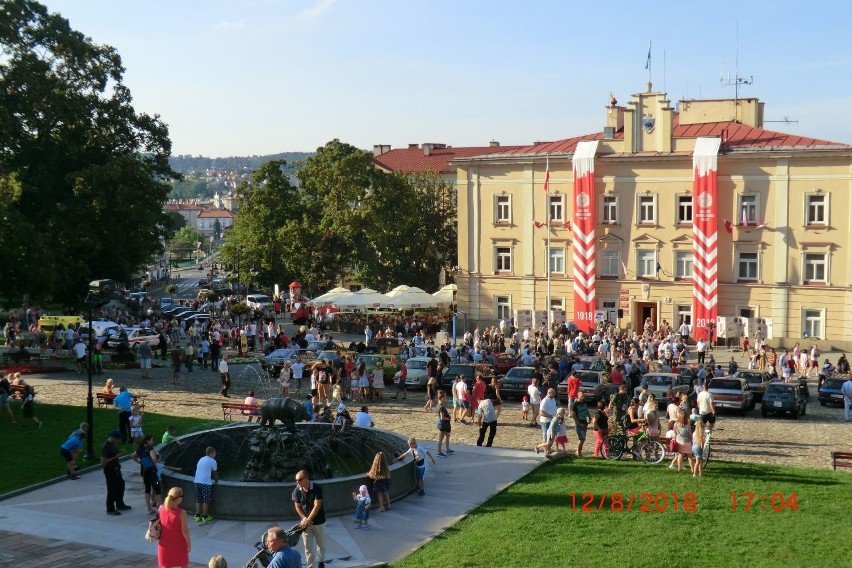 Na przemyskim Rynku odbyło się V Spotkanie Pojazdów...