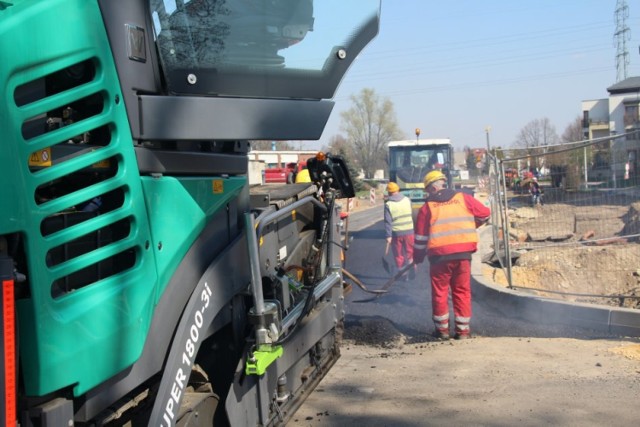 Asfaltowanie odcinka pomiędzy ulicami Korczaka i Trzy Stawy w Tychach