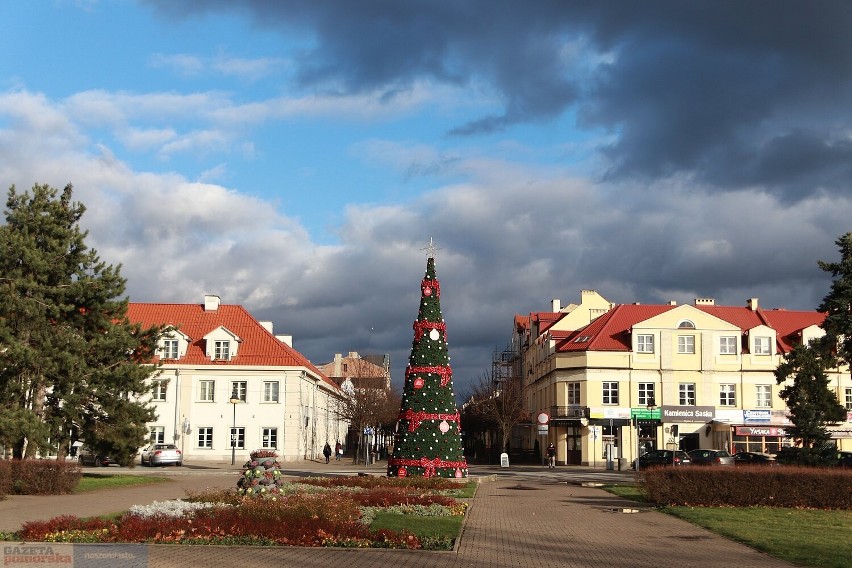 Przygotowania do iluminacji i jarmarku świątecznego 2021 we...