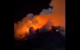 Ogromny pożar składowiska biomasy w Sławoszewku. 13 zastępów straży w akcji