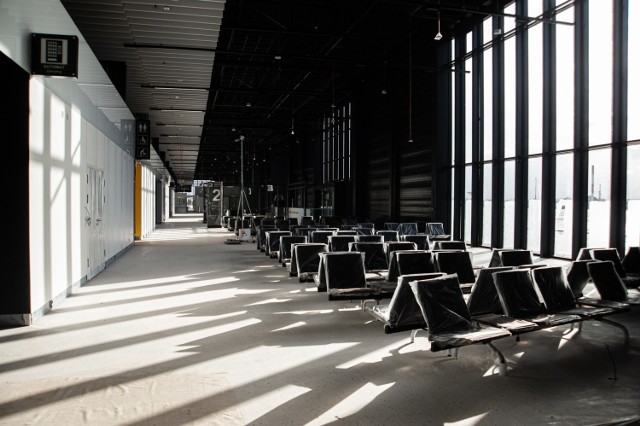 Nowość w terminalu Portu Lotniczego Warszawa - Radiom to montowane już krzesełka.