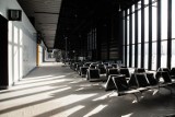 Budowa lotniska w Radomiu. Terminal już prawie gotowy, trwa montaż krzesełek. Kiedy pierwsze loty?