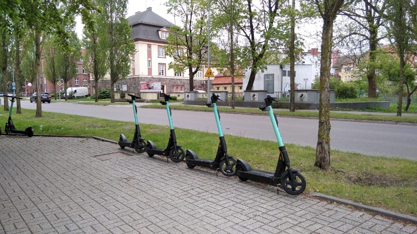 Hulajnogi na ulicy Mickiewicza w Szczecinku