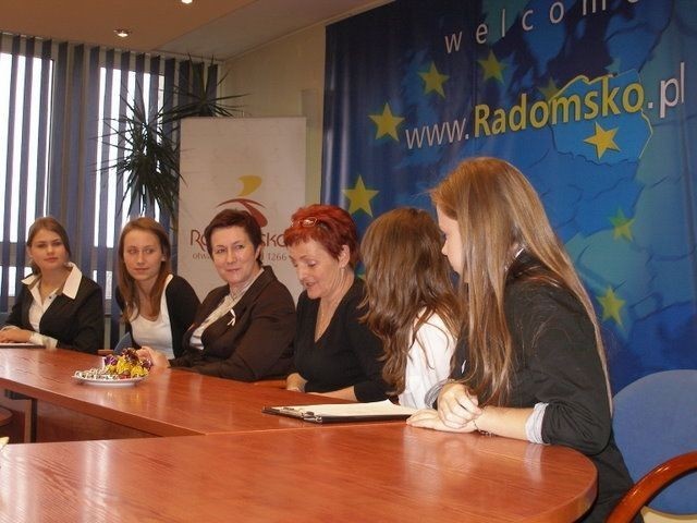 Przedstawicielki SKE "Młodzież dla Europy" z ZS-G nr 7 o oszczędzaniu w zarządzaniu miastem rozmawiały z prezydent Anną Milczanowską