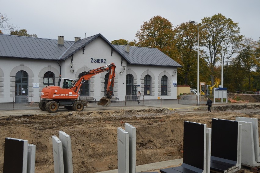 Pasażerowie korzystają już z nowego peronu. Na windy muszą jeszcze poczekać.