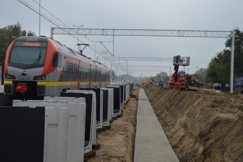 Pasażerowie korzystają już z nowego peronu. Na windy muszą jeszcze poczekać.