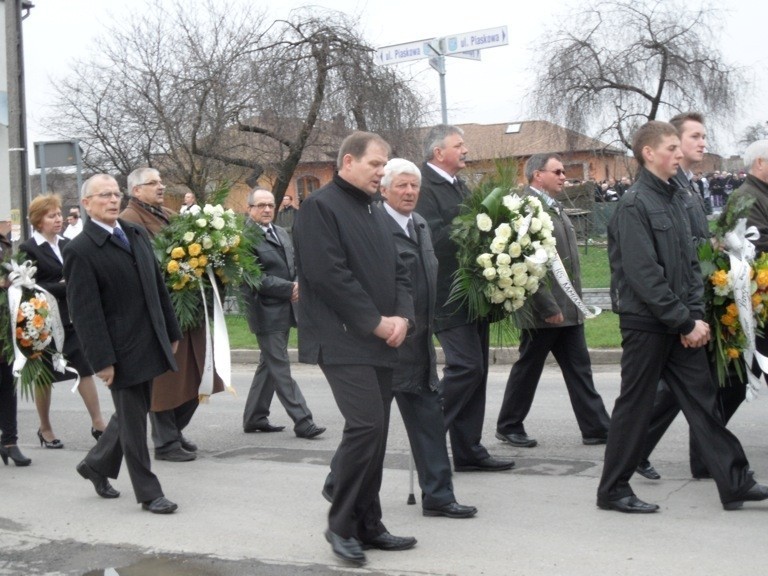 Rusinowice: Pogrzeb ks. Damiana Kominka [ZDJĘCIA]. Duszpasterza żegnały tłumy wiernych