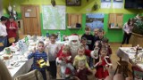 Spotkanie Mikołajkowe w Schodnie. Dzieci wykonywały wraz z rodzicami stroiki i ozdoby świąteczne