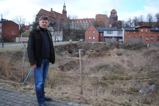 Na zdjęciu Janusz Dziczek, który jest właścicielem działki, na której znajdują się ruiny zamku krzyżackiego
