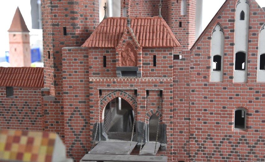 Malbork. Miniatura zamku cały czas powstaje w namiocie. Artysta prosi jeszcze o trochę cierpliwości 