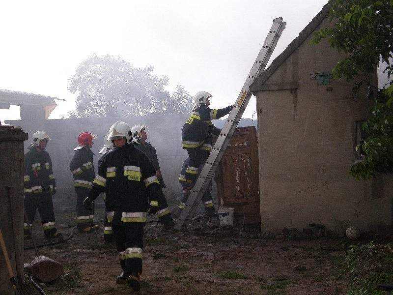 Straż przez dwie godzny walczyła z pożarem budynku w Trąbinku