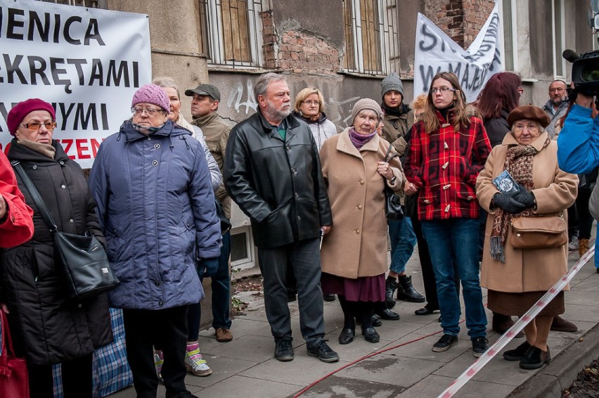 Lokatorzy kamienicy na Skaryszewskiej 11 walczą o swój dom....