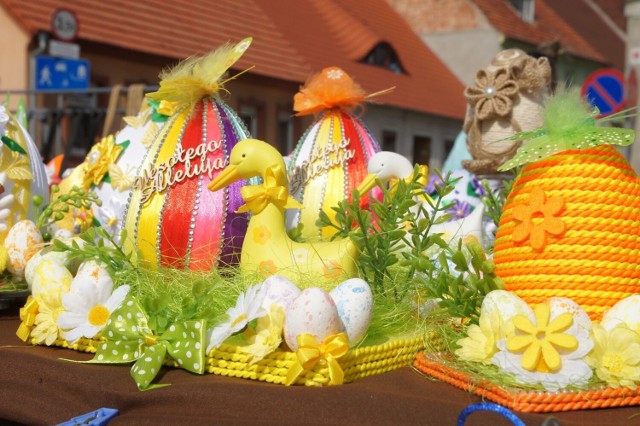 Wielkanocne jarmarki to okazja kupienia oryginalnych ozdób na święta oraz ciast, produktów regionalnych. Zawsze można trafić na coś ciekawego