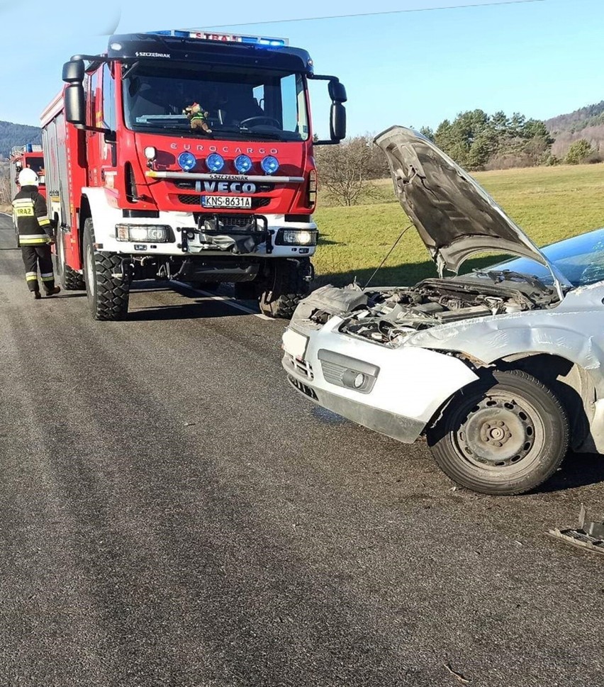 Wypadek na drodze pod Nowym Sączem wyglądał groźnie, ale kierowca miał dużo szczęścia