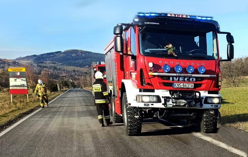 Wypadek na drodze pod Nowym Sączem wyglądał groźnie, ale kierowca miał dużo szczęścia