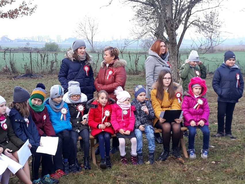 SP w Szynkielowie rozpoczęła obchody 101 rocznicy odzyskania niepodległości od patriotycznego ogniska[FOTO]