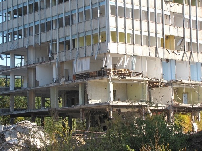 Wieżowiec w Jelczu-Laskowicach wyburzony (ZDJĘCIA, FILM)