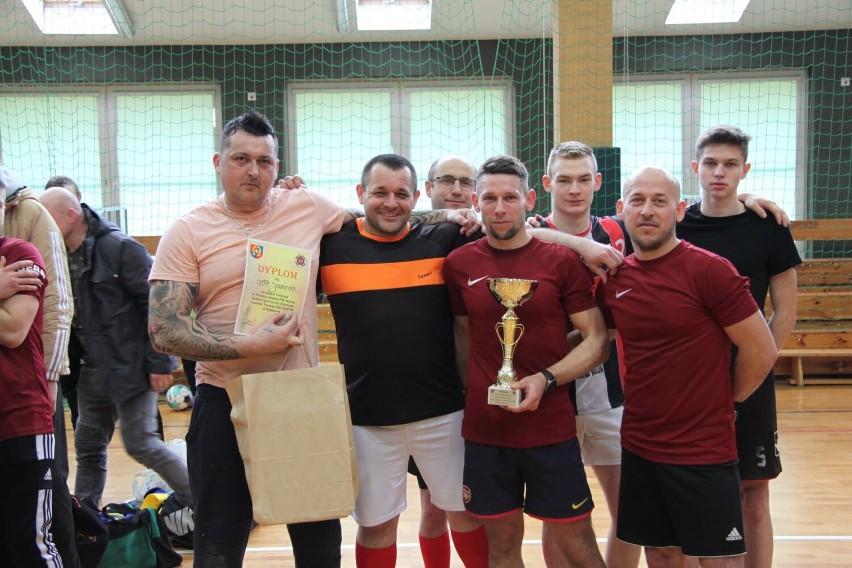 Strażacy ochotnicy z gminy Osjaków zmierzyli się w turnieju halowej piłki nożnej