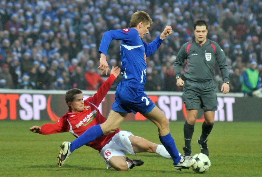 6.12.2009, Ruch Chorzów - Wisła Kraków, z piłką Piotr...