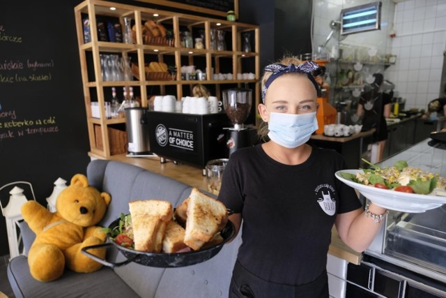 W Toruniu nie brakuje znakomitych restauracji, w których możemy liczyć na znakomitą obsługę, oryginalne menu i przede wszystkim dania na najwyższym poziomie. W najnowszym rankingu portalu Tripadvisor znalazło się aż 219 lokali gastronomicznych z naszego miasta. Które restauracje są najlepsze w Toruniu? Co serwują? Jakie mają ceny? 

Sprawdźcie ranking TOP 10 w galerii --->